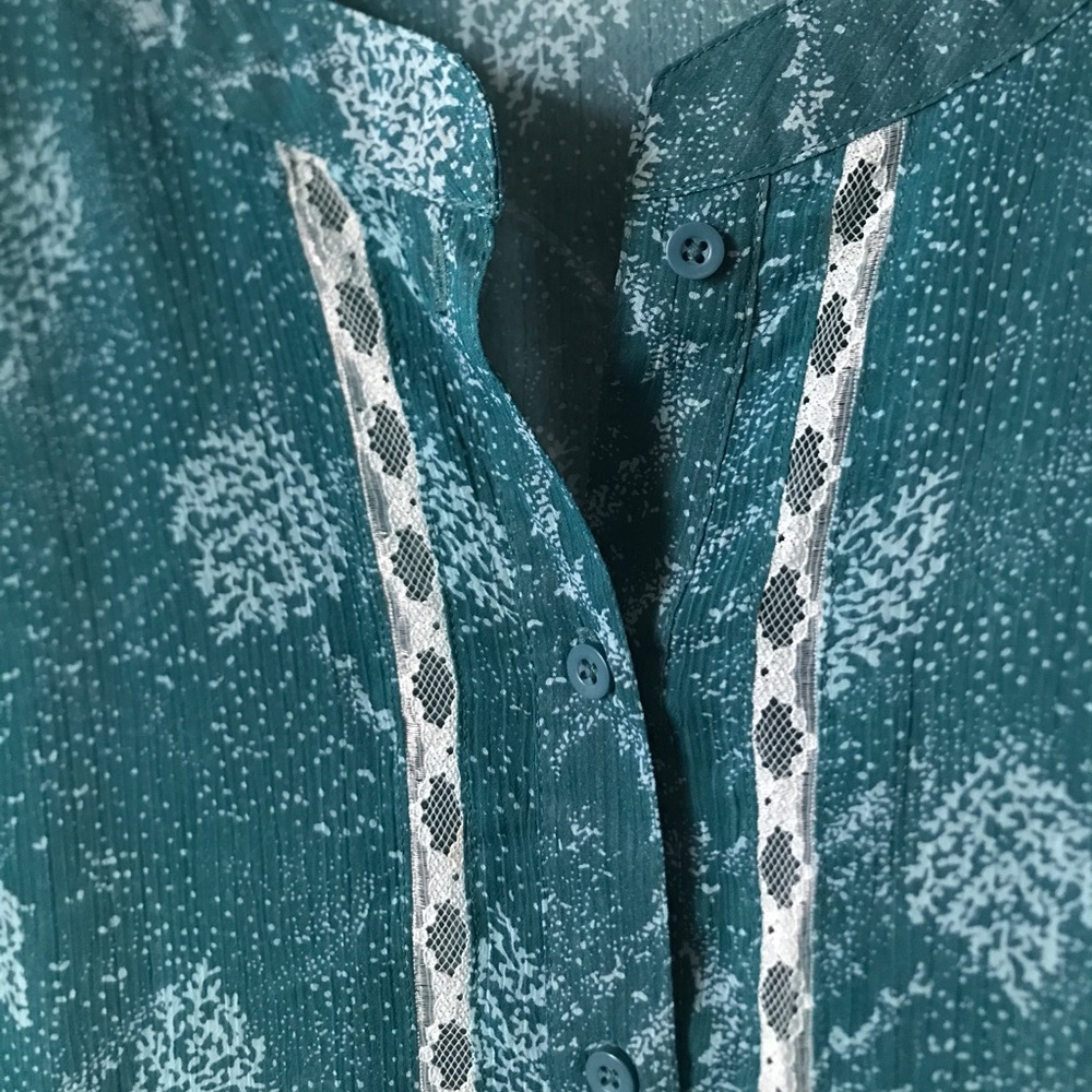 Translucent Patterned Blouse - Picture 2 of 2