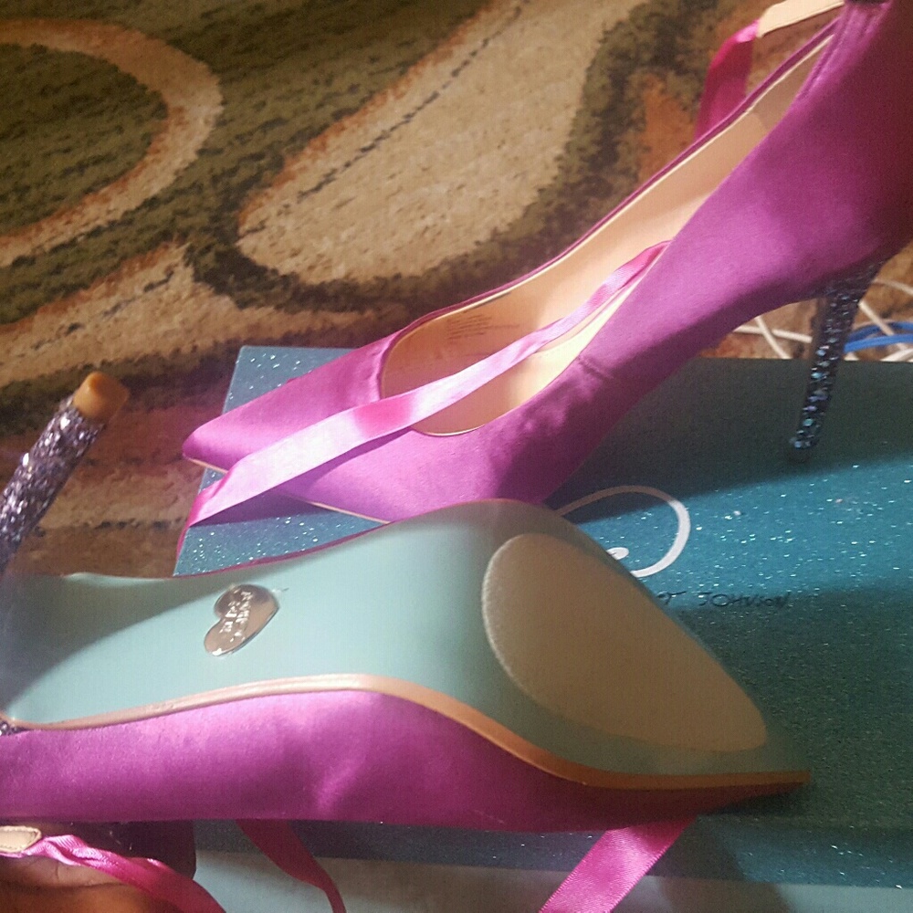 Betsey Johnson size 9 Bri Satin Pumps