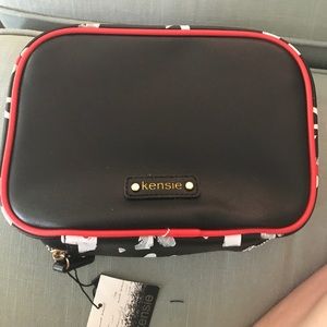 Travel cosmetic bag