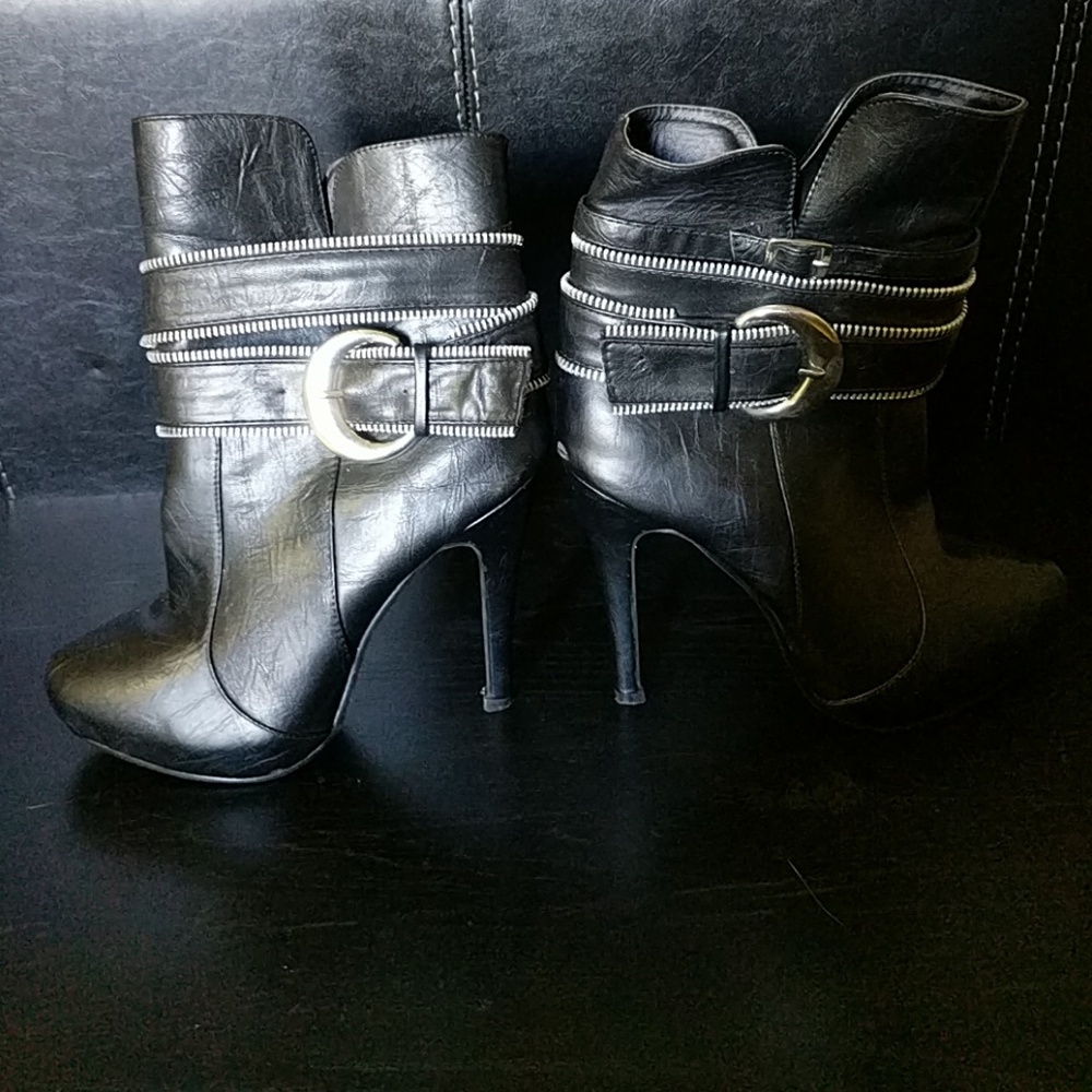 High heeled short boot