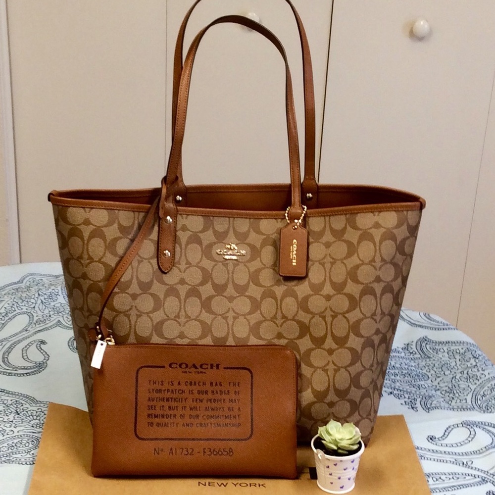 🏷Coach Signature REVERSIBLE City Tote