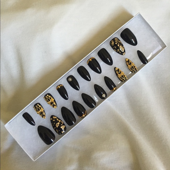 Hand painted black and gold almond press on nails - Picture 1 of 3