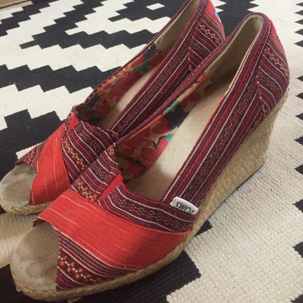 Tom's wedge heels