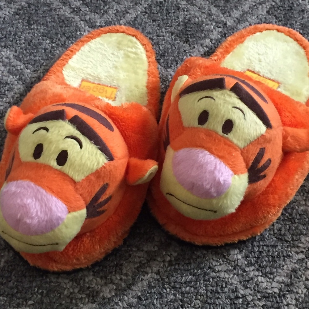 🚫SOLD🚫 Disney's Tigger Slippers