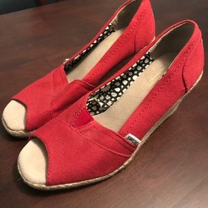Toms Red Wedges