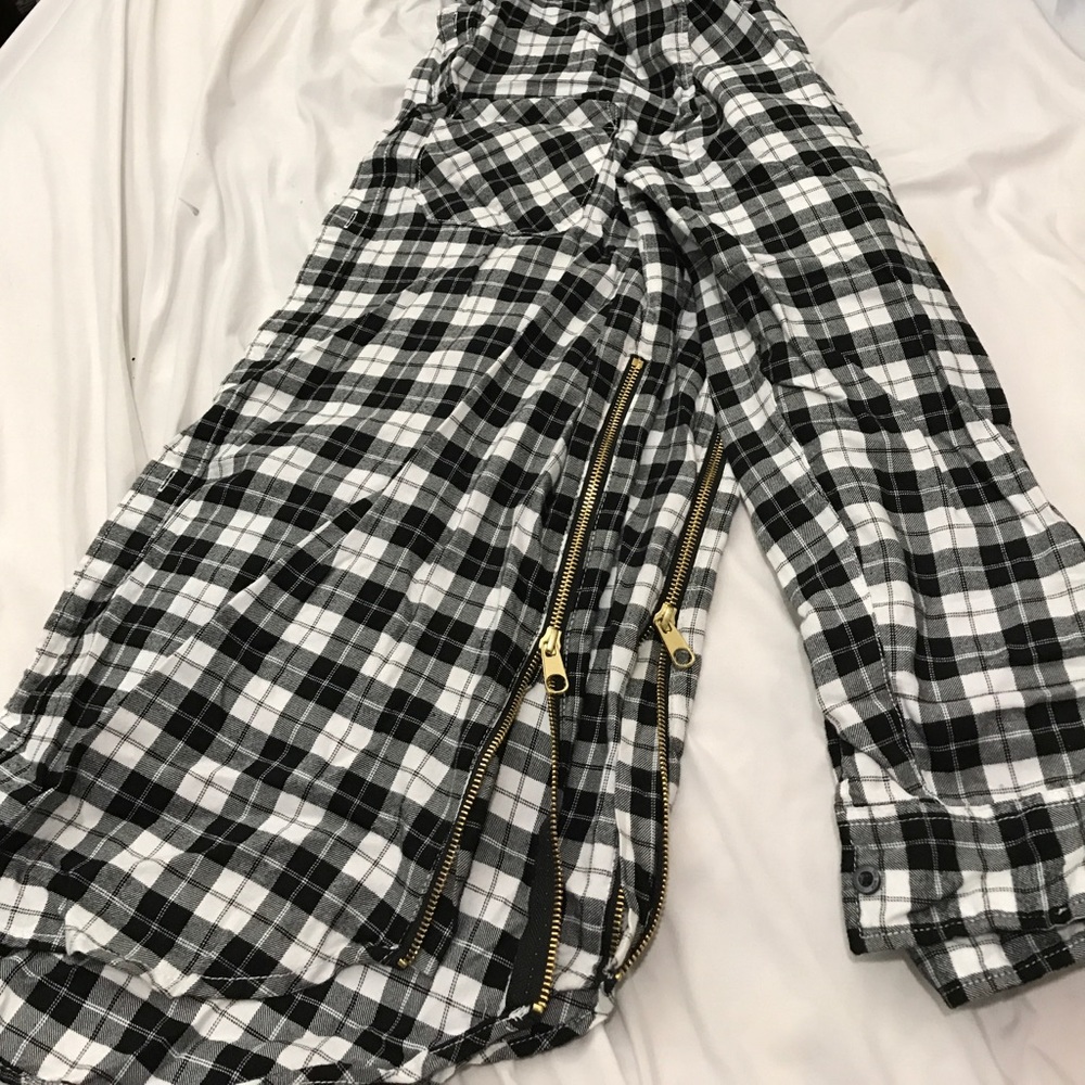 Longer-fit B&W plaid shirt with side zippers