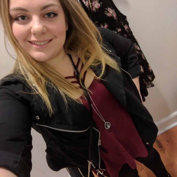 Meet your Posher! Brianne - Picture 5 of 5