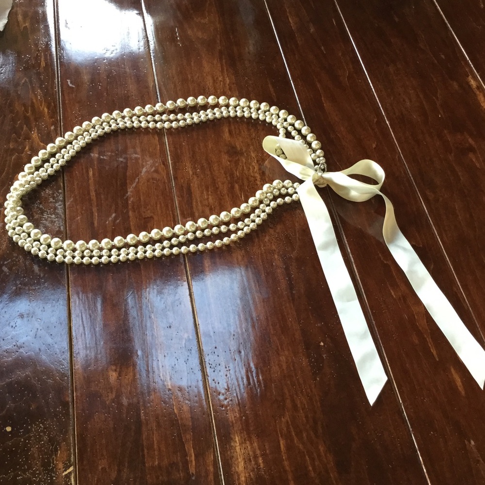 Pearl belt with bow closure
