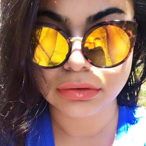 "Daisy Duke" Icon Oversized Cat Eye Sunglasses - Picture 3 of 4