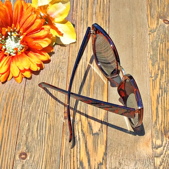 "Daisy Duke" Icon Oversized Cat Eye Sunglasses - Picture 4 of 4