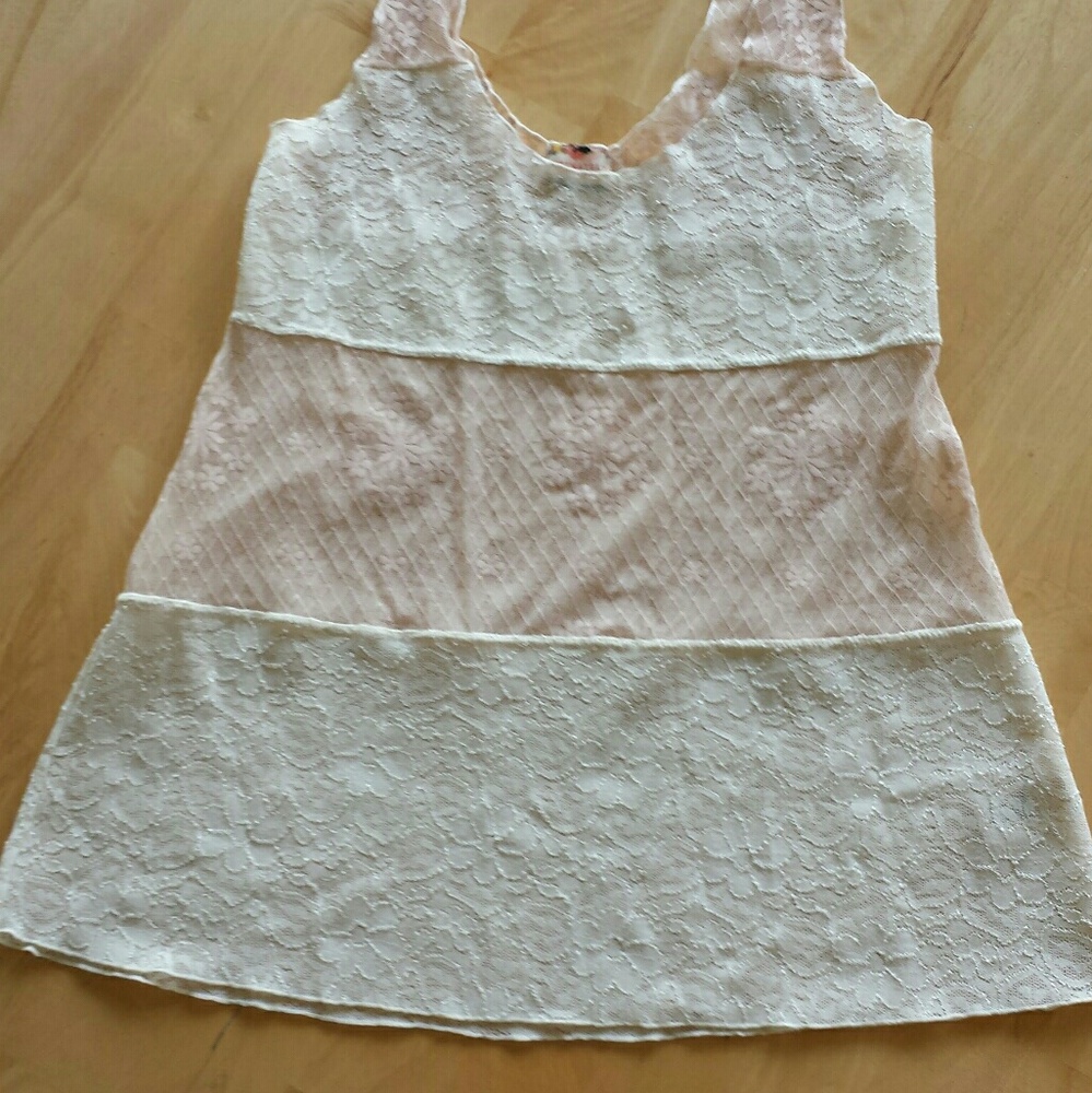 5🌹 for $25 Free People Peach Lace Top