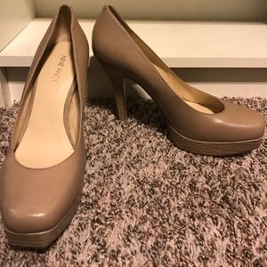 Nine West nude pumps