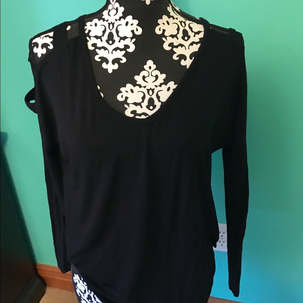 black top with shoulder slits
