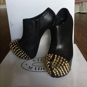 Steve Madden "Vampiree" boot heels size 6.5