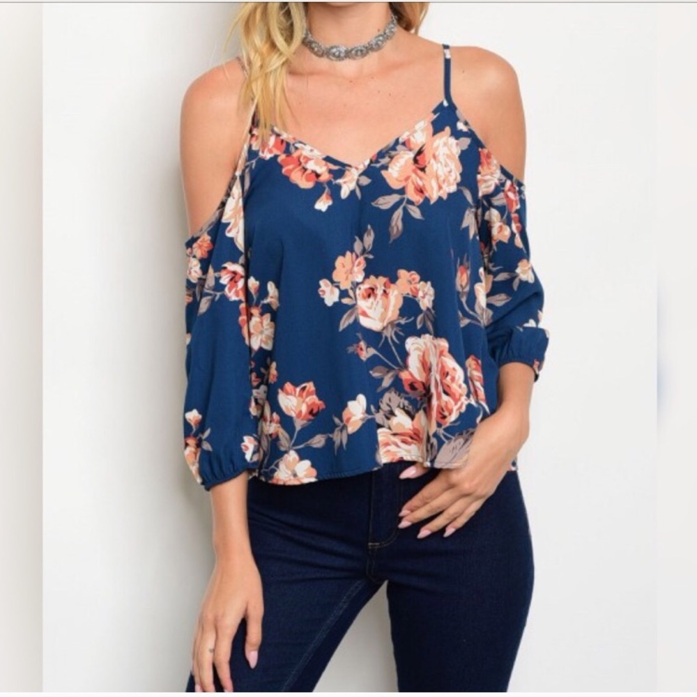 ๐บ Floral Cold Shoulder top. ๐บ - Picture 2 of 3