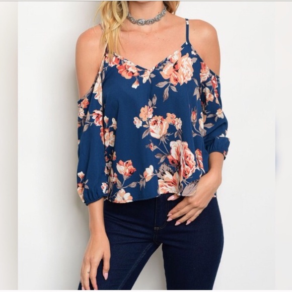 🌺 Floral Cold Shoulder top. 🌺 - Picture 2 of 3