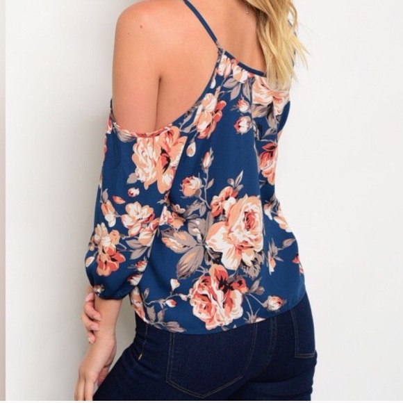 🌺 Floral Cold Shoulder top. 🌺 - Picture 3 of 3