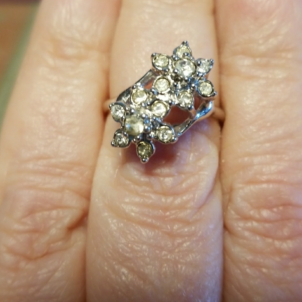 Sterling Silver ring with CZ In a flower pattern