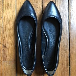 Frye Regina Ballet flats in black.