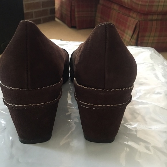 Aerosoles size 9 1/2 brown suede shoes - Picture 3 of 6