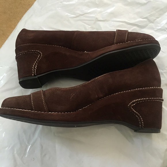 Aerosoles size 9 1/2 brown suede shoes - Picture 4 of 6