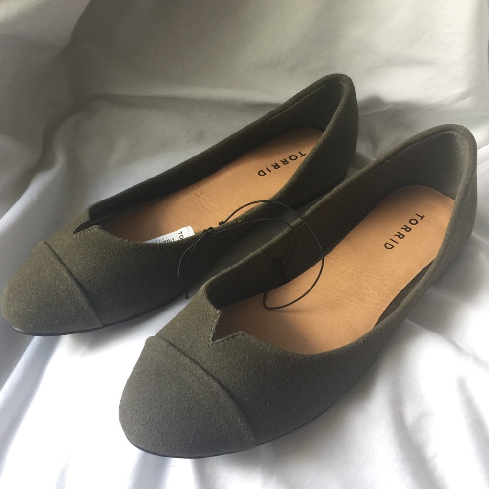 9.5W Olive Green Flats