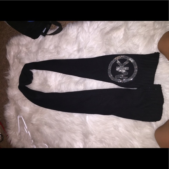 Scarf and beanie - Picture 1 of 2