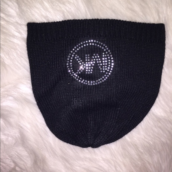 Scarf and beanie - Picture 2 of 2