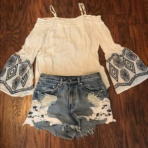 Off the shoulder shirt //