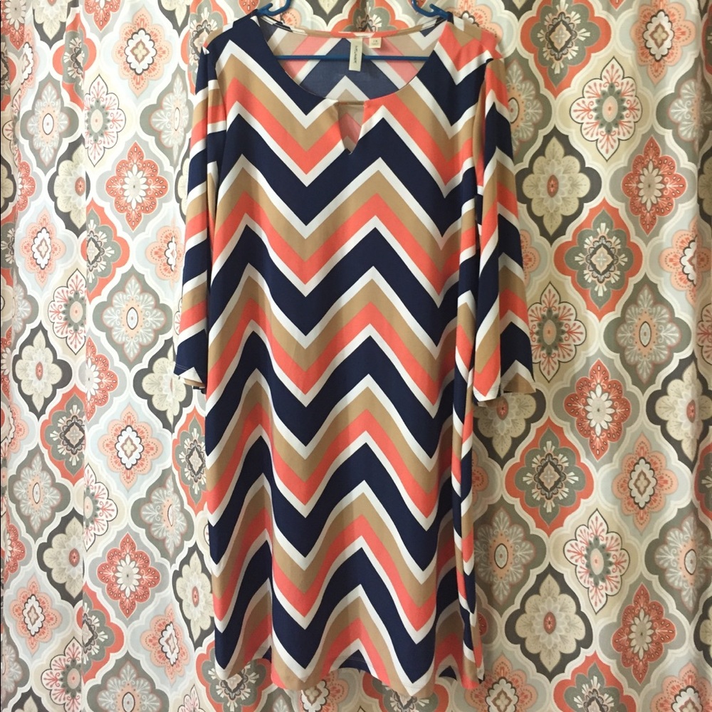 SALE!🎀Chic chevron patterned dress with keyhole!