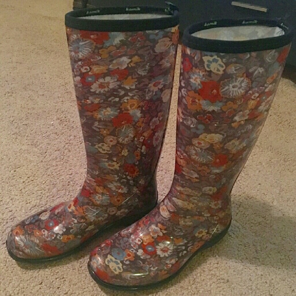 So cute rainboots!!