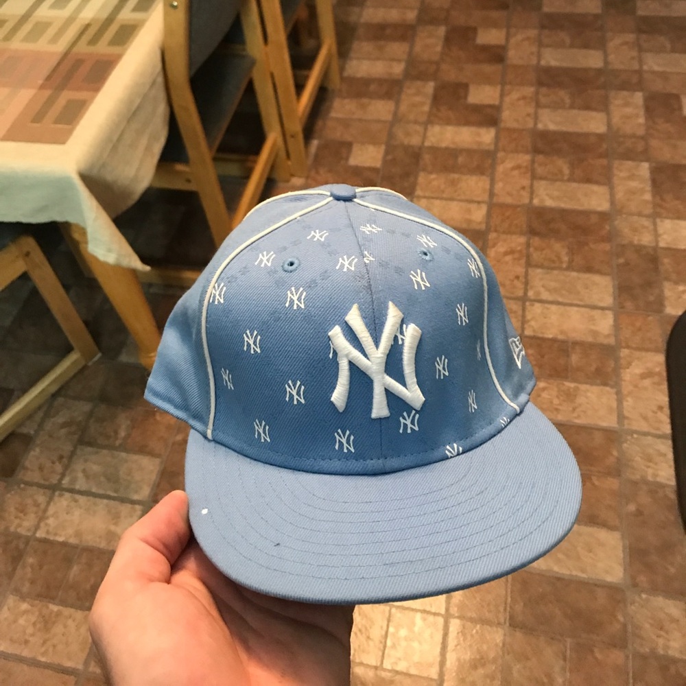 New era yankee hat brand new. defect on brim