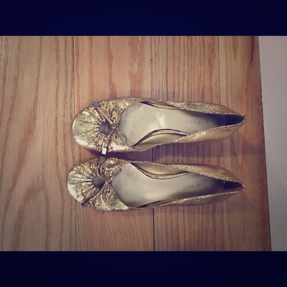 Nine West Gold Flats 8M - Picture 1 of 2