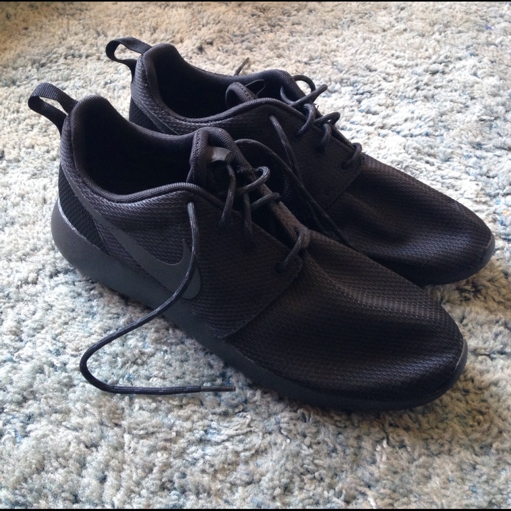 New Black Nike Roshe
