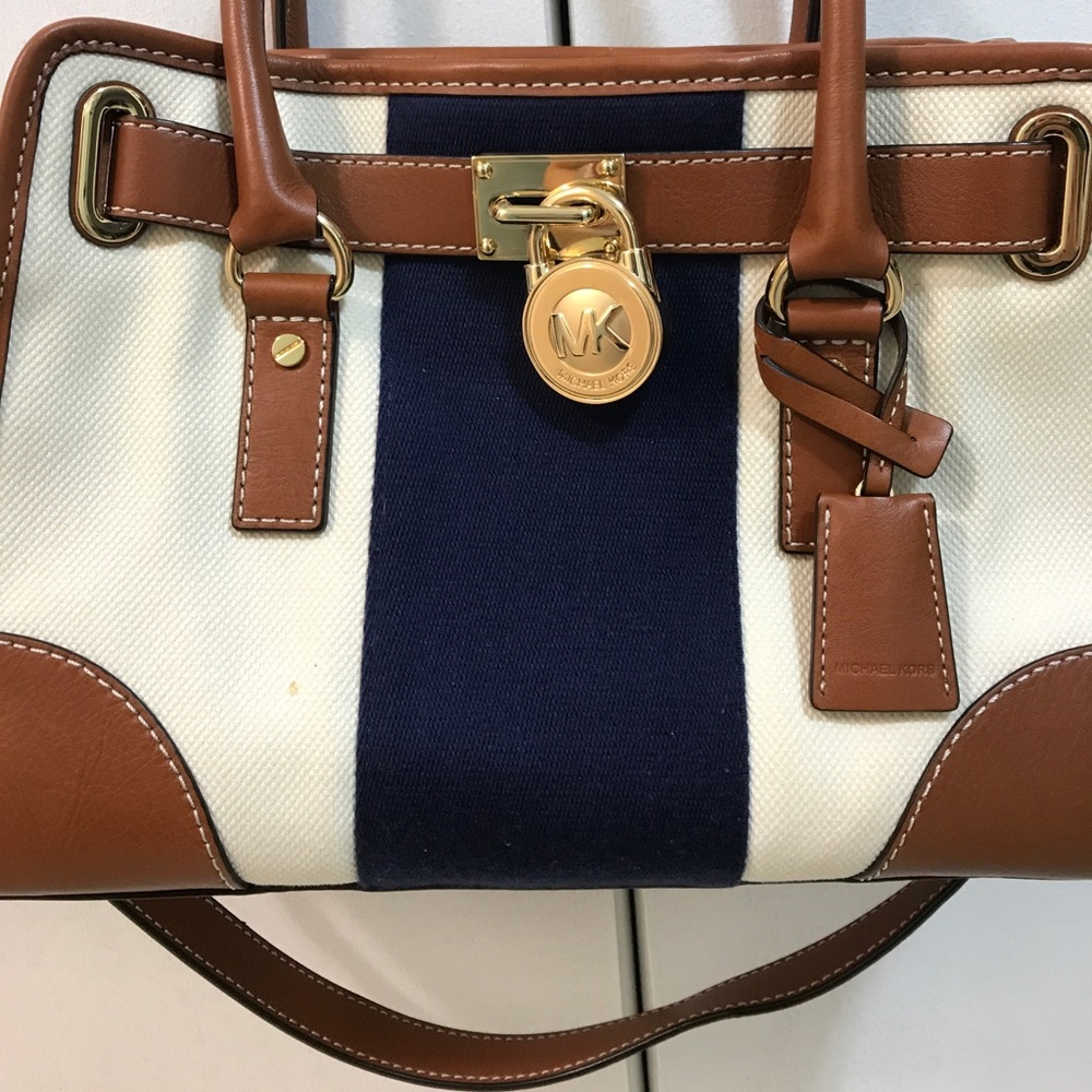 Authentic MK medium purse.