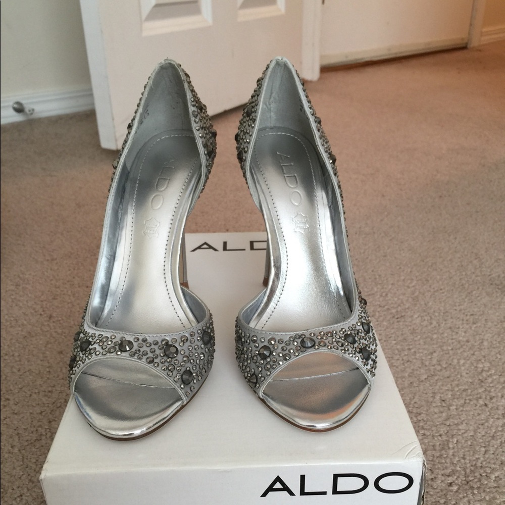 Brand new Aldo heels, comes with its original box.