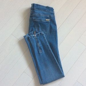 Skinny jeans with zippered backs