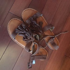 ✨American Eagle Outfitters✨Fringe Sandals