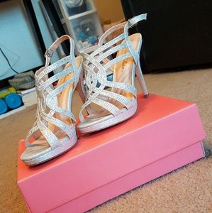 De Blossom silver heels