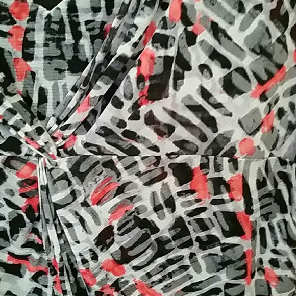 Short Sleeve Top - Picture 2 of 3