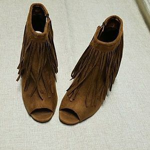 Peep toe fringe wedge