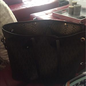 Michael Kors Tote w/ pouch wallet