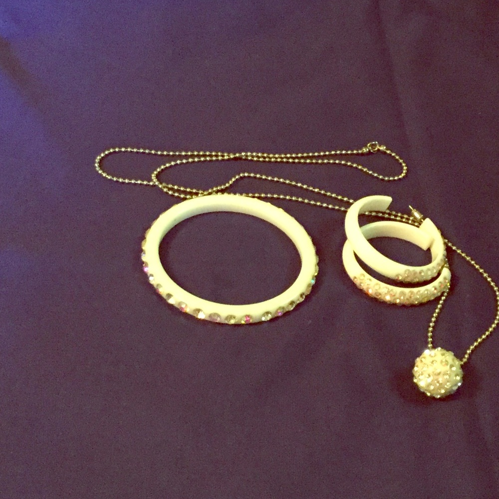 Jewerly set three pieces