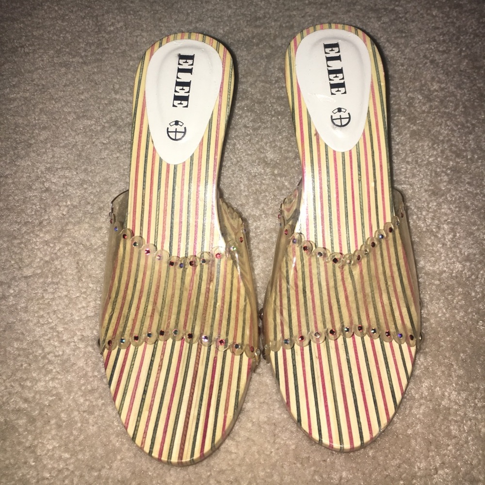 Vacation slides with a heel