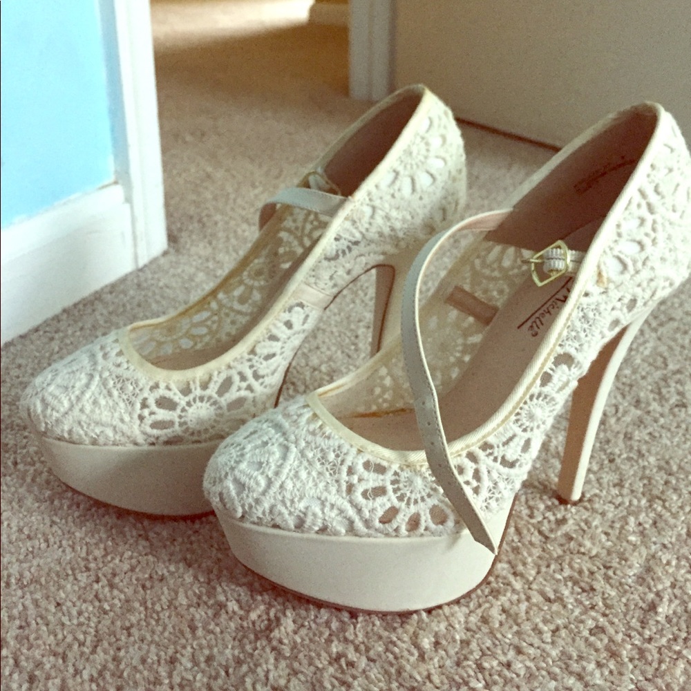 Size 8 White Annie Michelle Heals