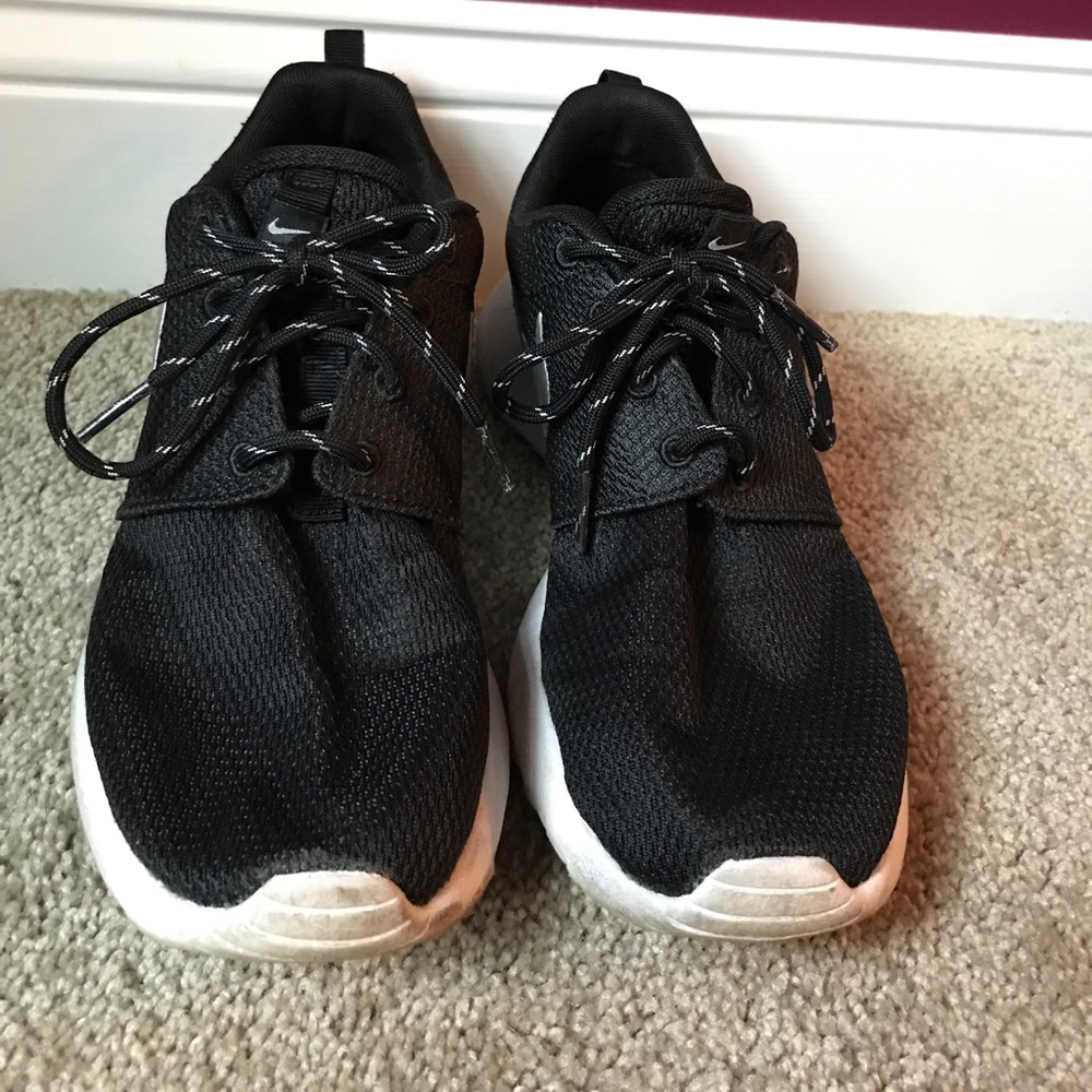 Black Nike Rosh Runs - silver emblem