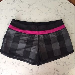 Lululemon groovy run shorts - black/pink plaid