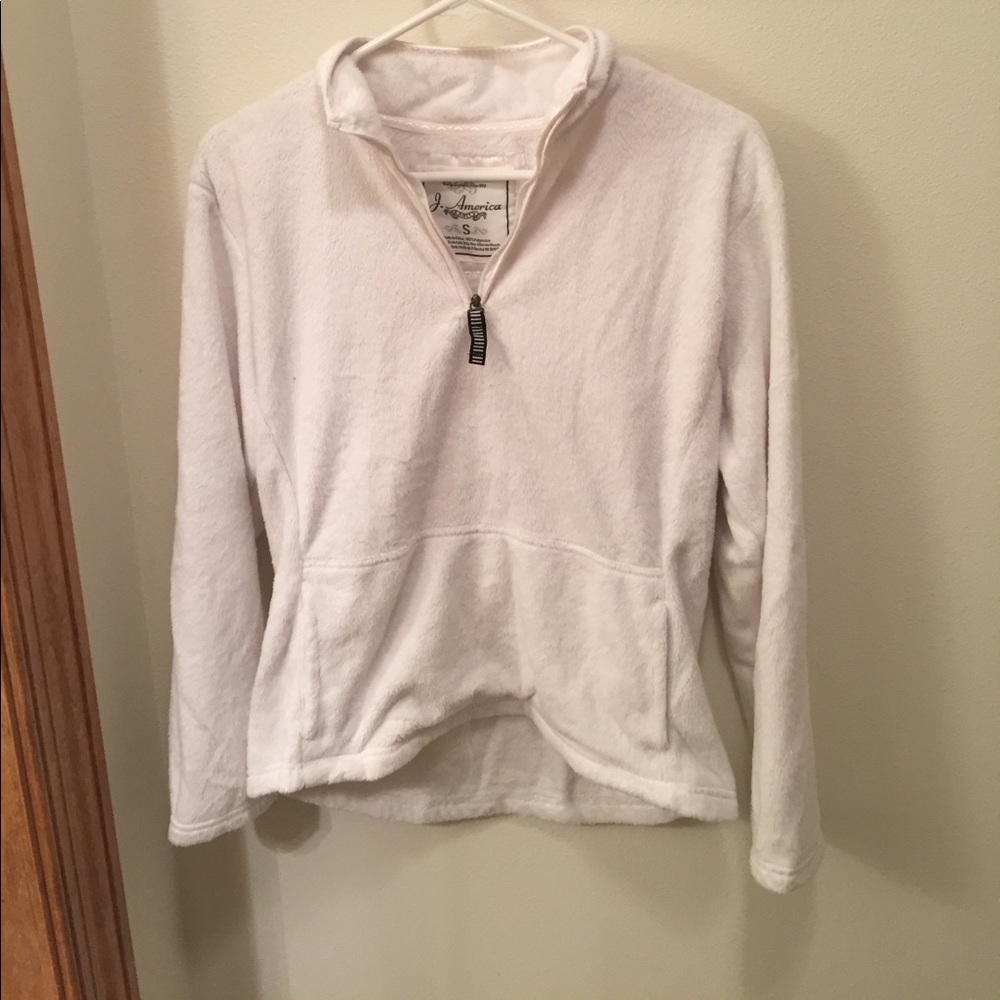 Light white fuzzy quarter zip pull over