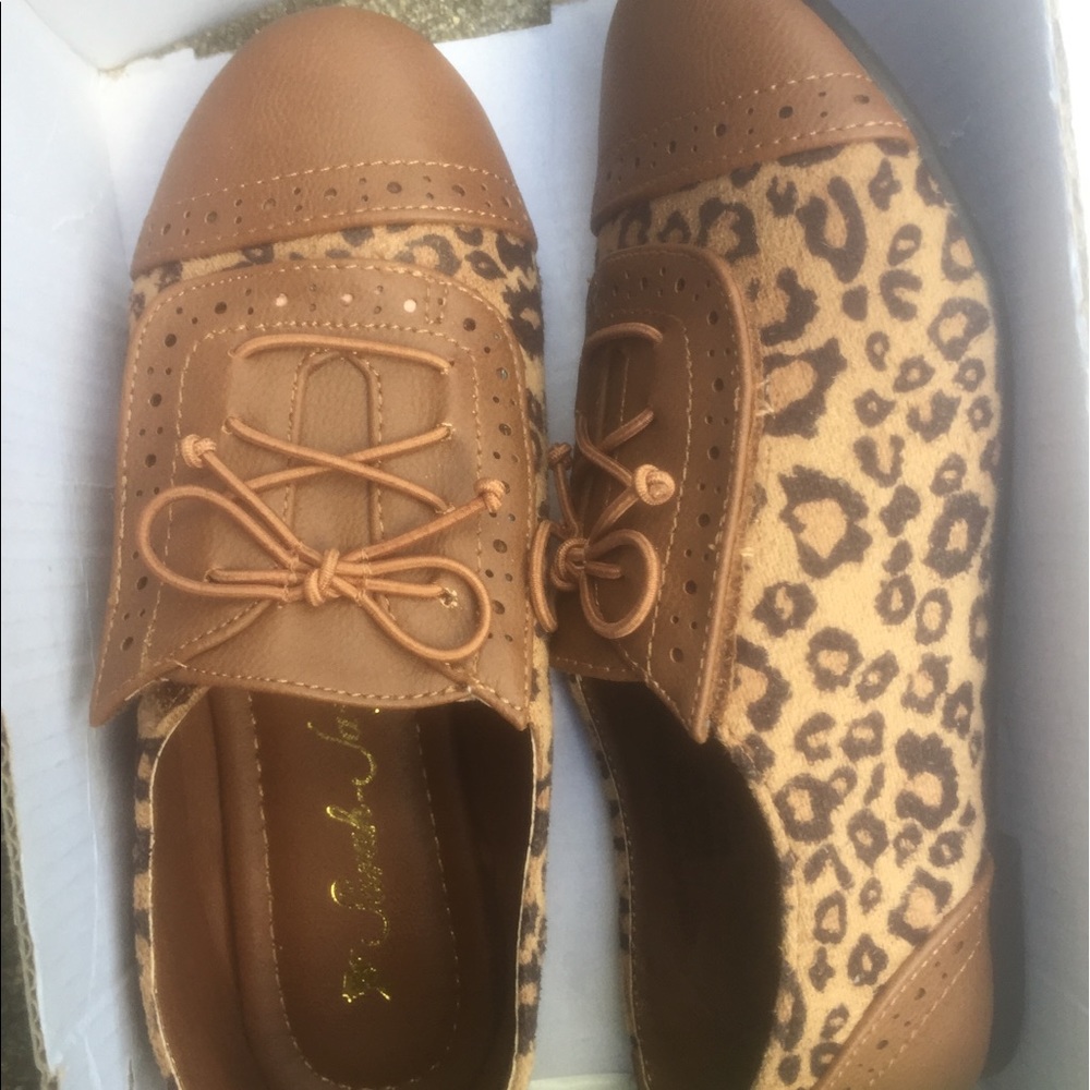 NEW NEVER WORN💥 Cheetah Print Velcro Shoes
