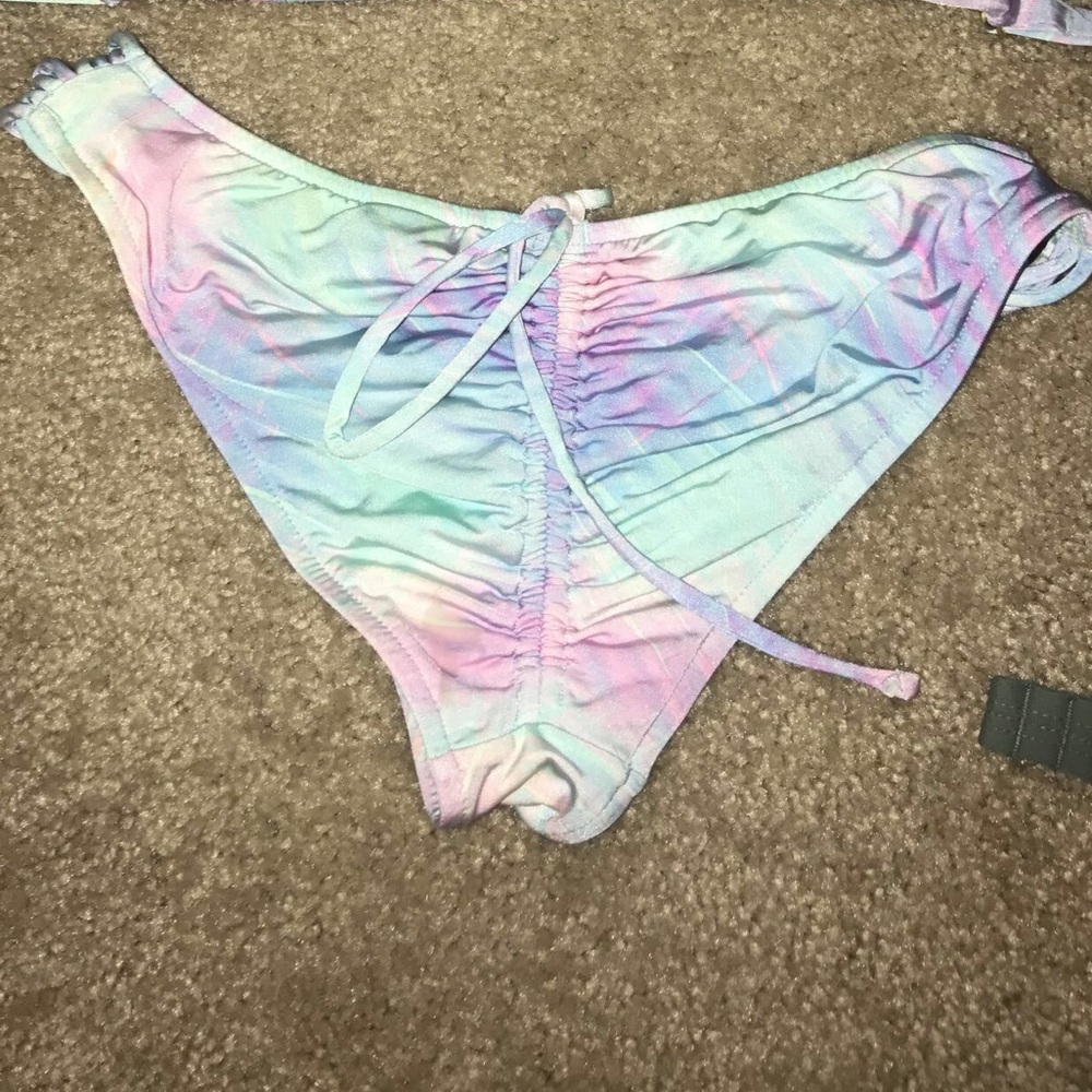 Bikini - Picture 2 of 2